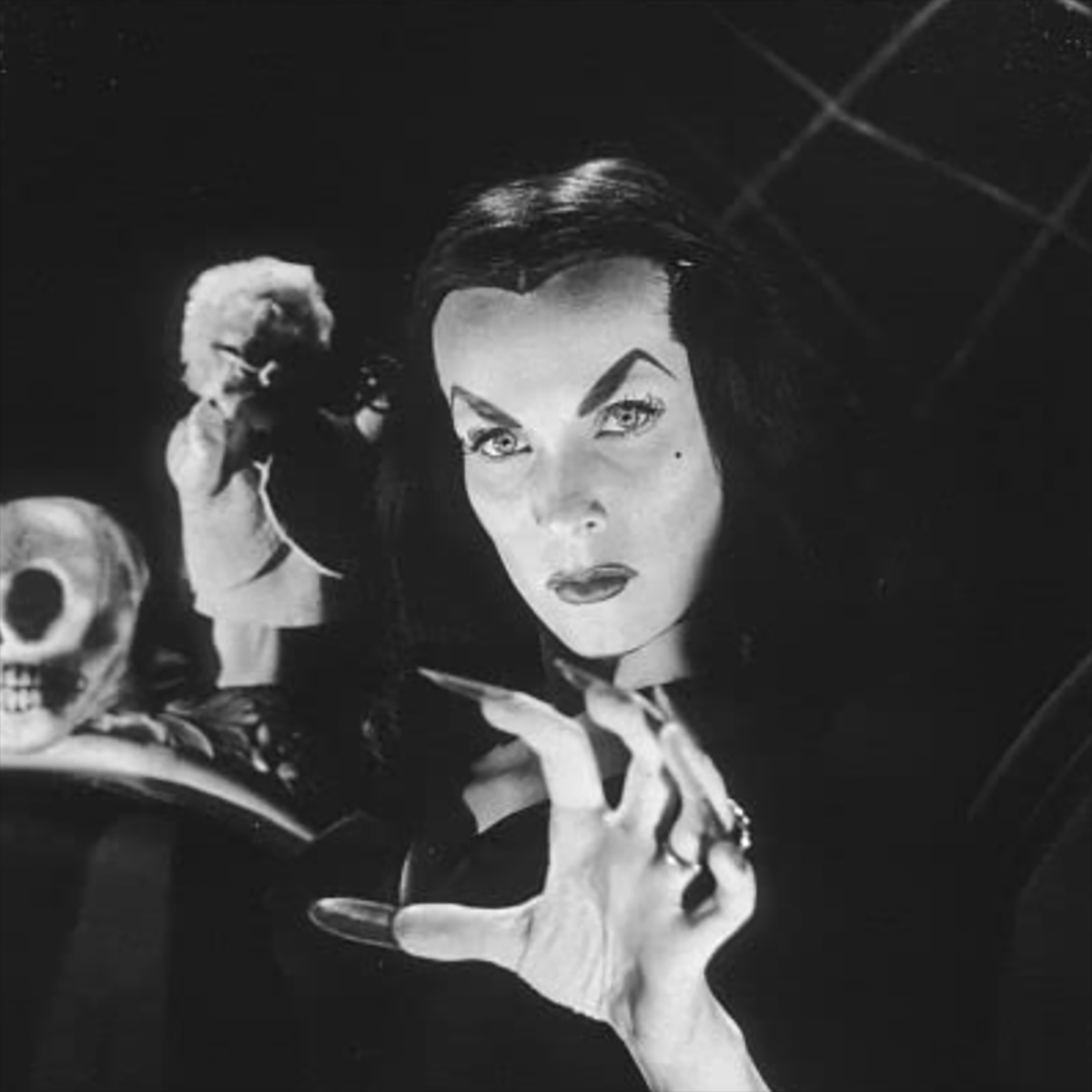 SHOCKTOBER MIDNIGHT: Vampira Says Hello! - LowEndBox